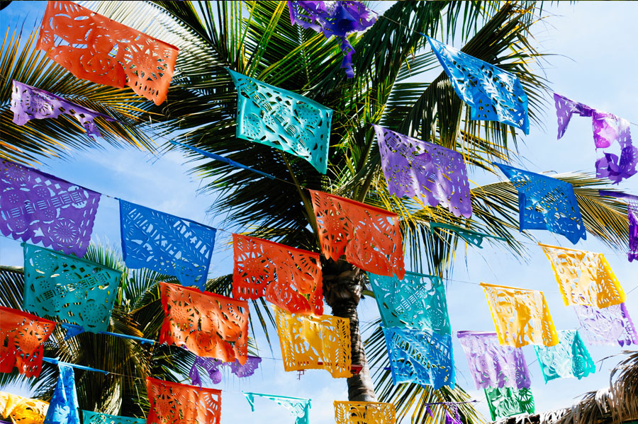 Cinco de Mayo decoration in front of a palm tree.
