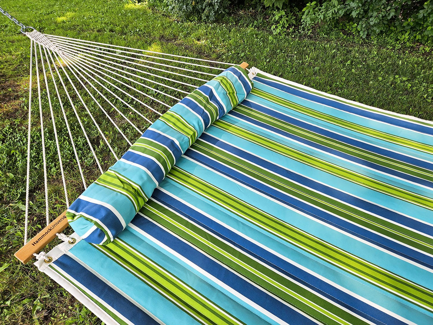 Hammock Universe Canada Deluxe Quilted Hammock with Bamboo Stand