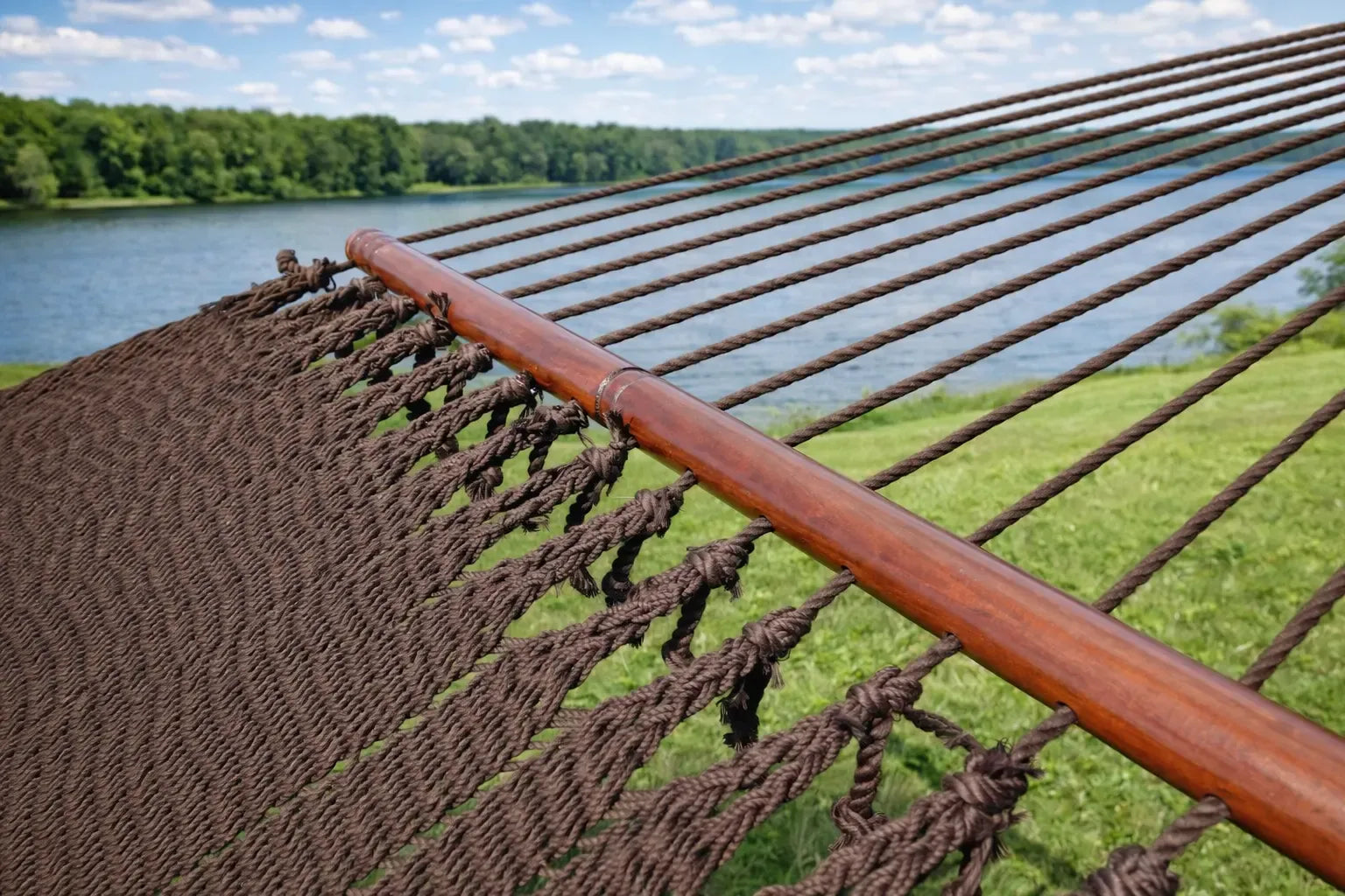 Hammock Universe Canada Deluxe Polyester Rope Hammock with 3-Beam Stand