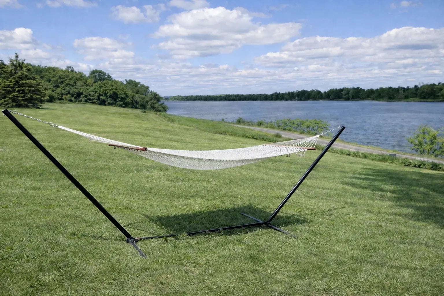 Hammock Universe Canada Deluxe Polyester Rope Hammock with 3-Beam Stand